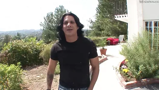 Azgın genç kız içinde iki yarak olmasına aldırmıyor