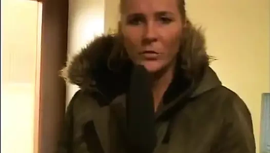 Yarak için istekli büyük memeli bir ev hanımıyım ve kocamı sikerken röportaj yapıyorum