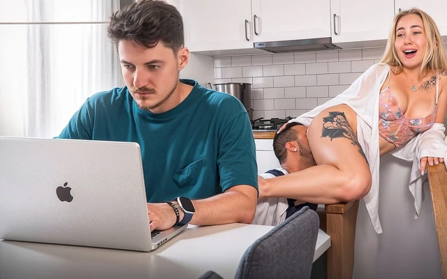 Муж нету: время трахаться с незнакомцем сантехником