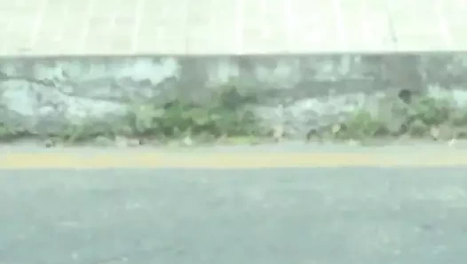 olhando ela santada na rua