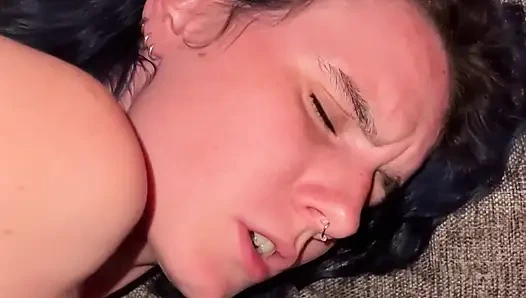 Üvey kız kardeş üvey erkek kardeşinin ateşli amının içine boşalmasını istiyor