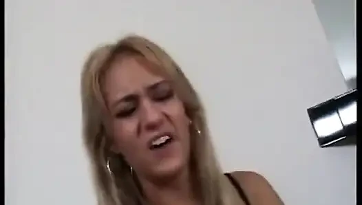Büyük memeli nefes nefese beyaz sürtük büyük siyah yarakla götten sikiliyor