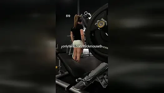 18 yaşındaki spor salonu kızı canlı yayın sırasında yanlışlıkla sıkı amcığını teşhir ediyor