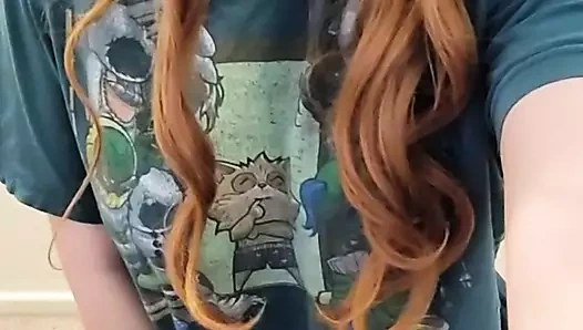 Şirin bir t-shirt kızıl saçlı