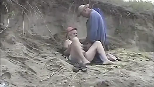 Olgun çift 69 pozisyonunda amcık yalıyor (tam orijinal film)