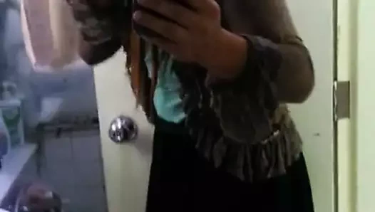 Kadın kılıklı travesti