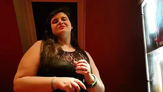 Baskın esmer orta yaşlı seksi kadın itaatkar kölesini şaplak atarak ve parmaklayarak cezalandırıyor