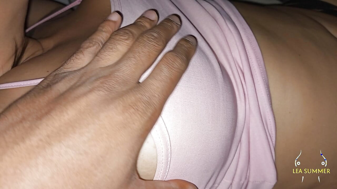 Sapık üvey erkek kardeşim mastürbasyon yaparken sulu amcığıma dokunarak beni uyandırıyor ve uyandırıyor