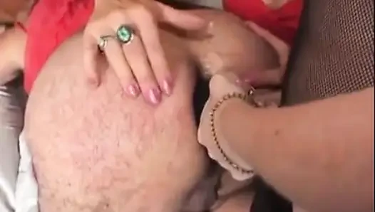 Travesti adam iki ateşli kız tarafından cezalandırılıyor