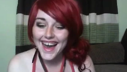 Büyük memeli kız etrafta oynuyor