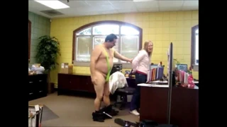 Gordinho de tanga fio dental no escritorio