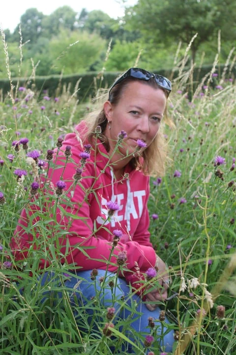 Halka açık parkta eğleniyor