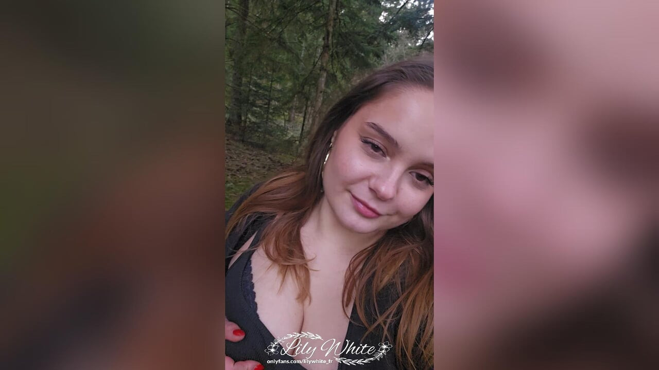 Sikilmek ve yüze boşalmak için ormanda küçük bir yürüyüş