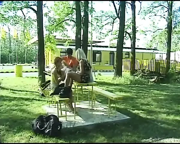 Almanya'dan bu tavlanan sürtük dörtlü sekste sikiliyor