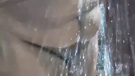 Gerçek hintli evli kadın banyo yapıyor