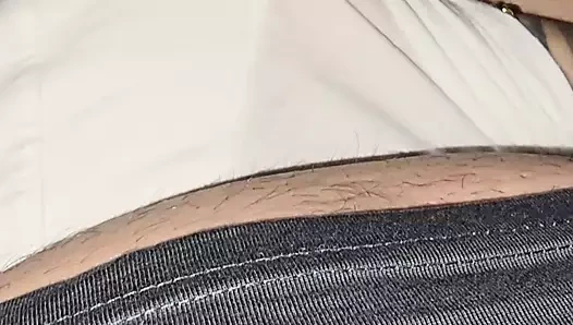 Üvey anne üvey oğlunun pantolonunun altında elle kayıyor ve sikini elle muamele çekiyor