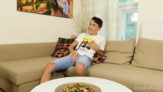 Danny açıyor ve okşuyor