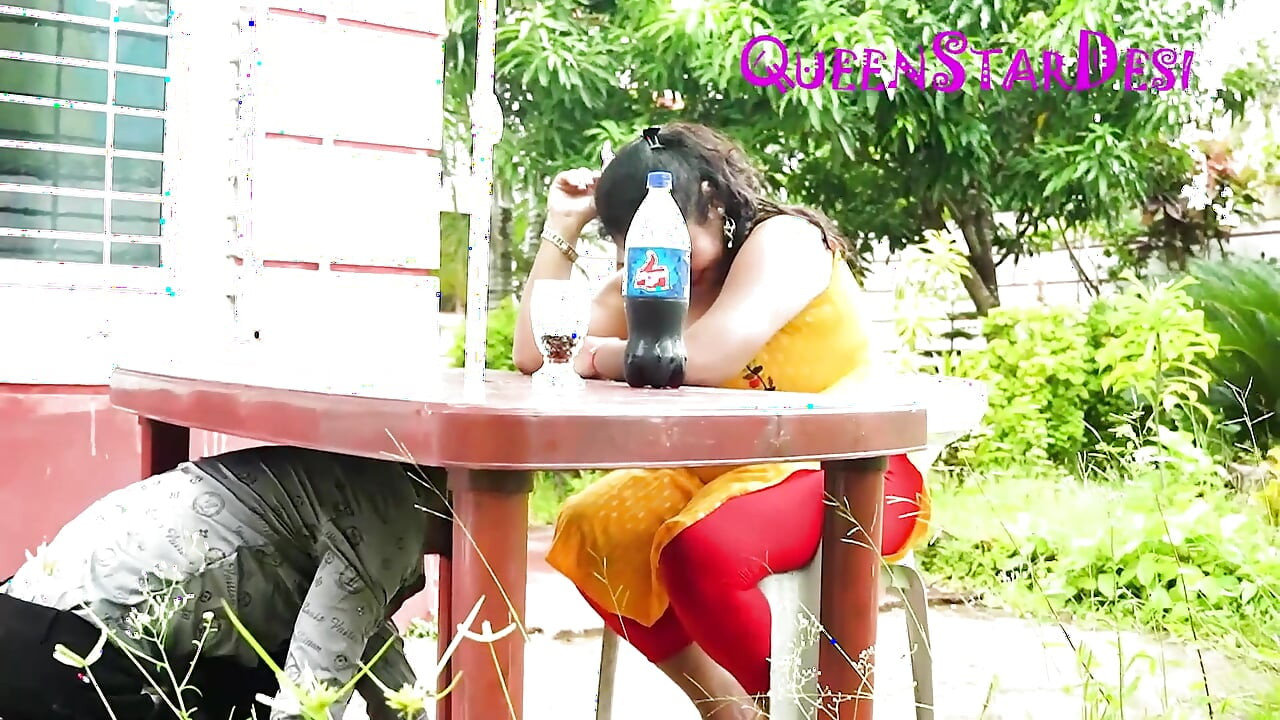 Büyük memeli kızfreind masti, açık havada