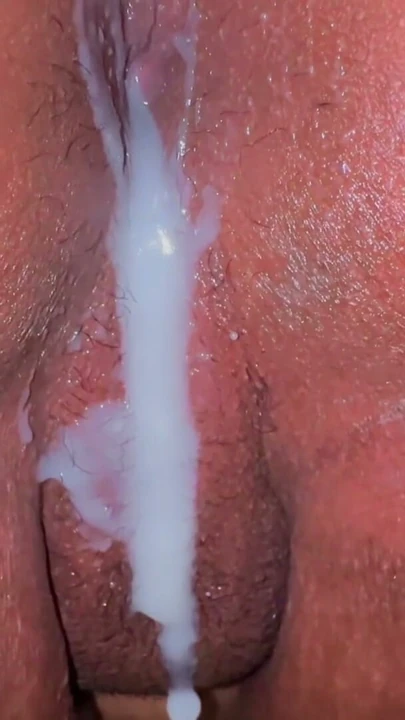 Orta yaşlı seksi kadın büyük zenci yarağı ve ıslak kıllı amcıklı büyük memeli üvey anne otel odasında yabancı adam tarafından sikiliyor üvey babam yan odadayken! | Klip 3