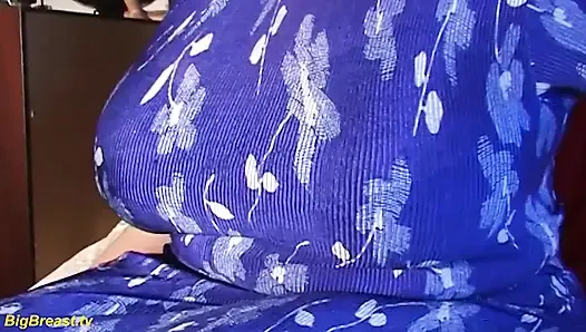 Azgın iri güzel kadın aşırı canavar göğüsleriyle oynuyor