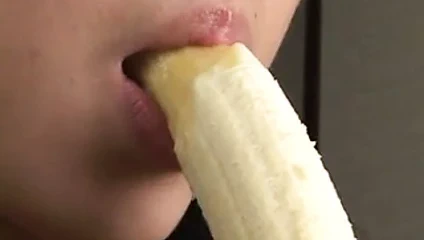 Güzel Japon kız seksi bir muz yiyor