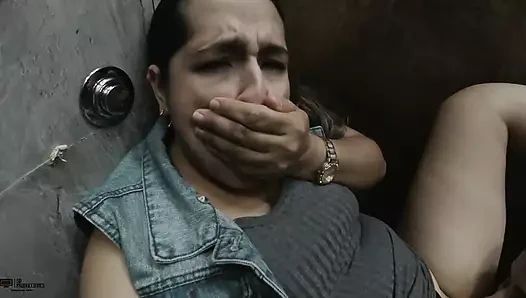 Azgın latin bir otelin umumi banyosunda lezbiyen seks yapıyor - İspanyolca porno