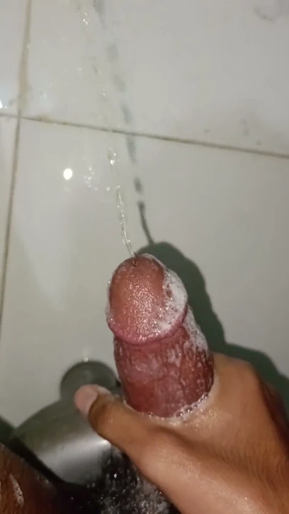 Banyo yaparken penis temizliği | Klip 1