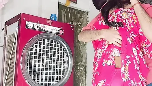 Göt amcık sikiyor yarak emiyor göğüslerini emiyor memeden süt emiyor ve domaltarak yarağa oturuyor ve doğrudan Hintçe seste yatıyor