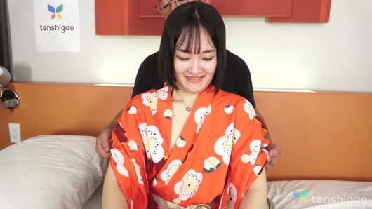 Hana Kawamura bugün üçlü seks yapıyor iki adamı emiyor ve sikiyor
