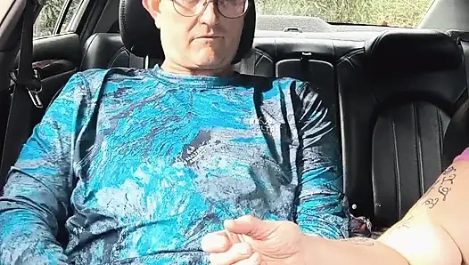 Kalın yaraklı eli edepsizce yapış yapış oluyor