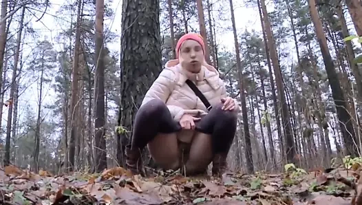 Kıllı kedi pissing içinde forrest