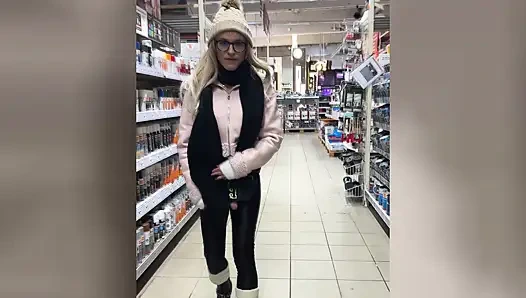 Naylon açık kasıklı kedi kıyafeti içinde halka açık! Sevimli travesti kız alışveriş yaparken boşalıyor!