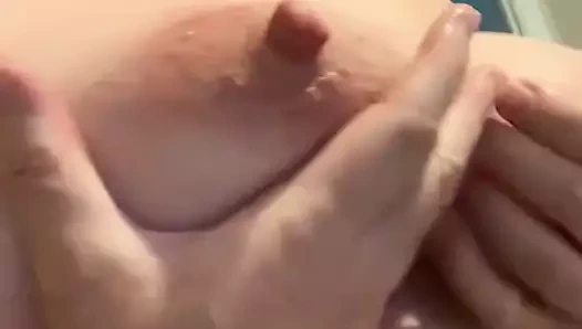 Kedim meme uçlarına tükürüyor ve oynuyor