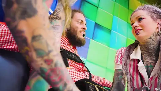 Yaramaz dövmeli kızlar çift anal - 2 ve 2 delikli yüze boşalma