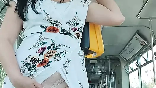 Tramvayda bir yolculuk ve duşla oynuyor