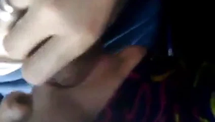 Turbanli kiz arabada sakso cekiyor