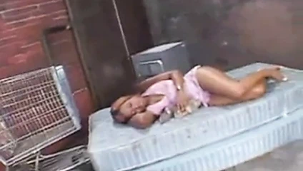 gururlu siyah evcil köle