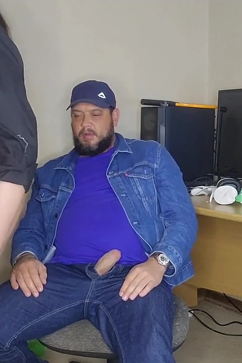 Parmakla sikişen sevimli 18 yaşındaki karşılıklı mastürbasyon