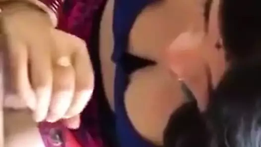 Sıcak Hint babhi emmek bir çük ve sikme sert