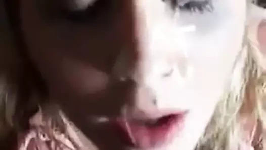 sarışının yüzünü boyamak