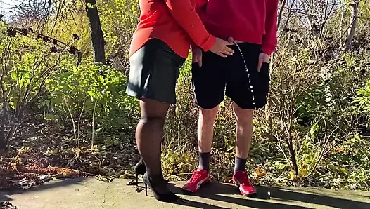 Kayınvalidem işerken sikimi dışarıda tutmayı seviyor