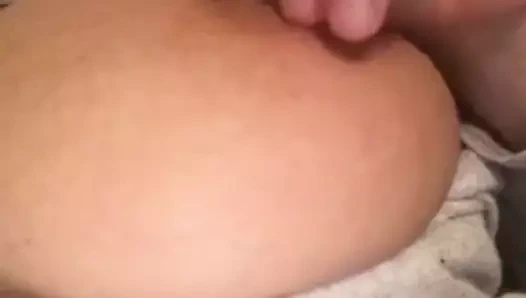 Büyük memelerle oynuyor, meme ucu