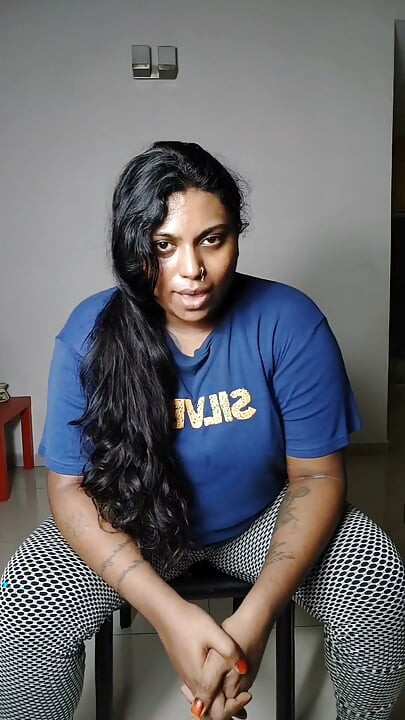 Chitti Ilaria Ramesh'i sari içine sokuyor ve ona terli kirli koltuk altını yalatıyor