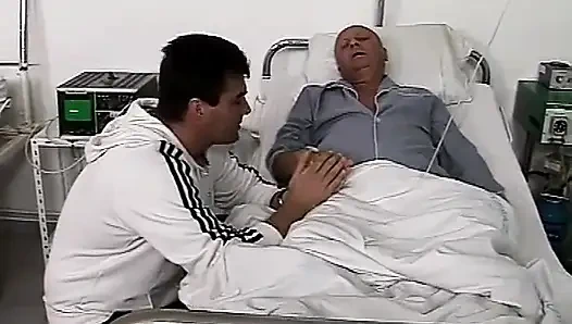 İşemeyi seven bir hemşire için hastanede üçlü sikiş