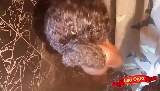 Karımın arkadaşıyla banyoda sikişiyorum