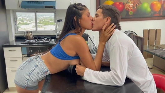 Üvey kız kardeşim beni çok azdıran ve yarağımı sert yapan ve ona en iyi sikişi veren bir şurup veriyor