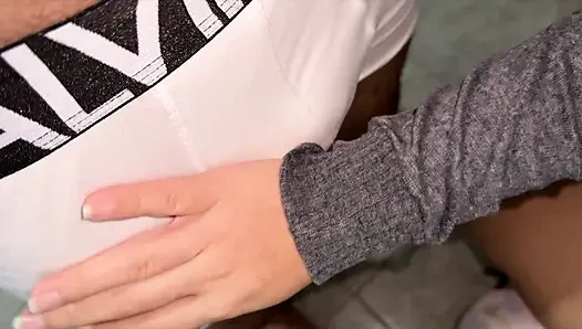 Üvey annem üvey annem büyük götümü sikiyor ve göğüslerimde bitiriyor