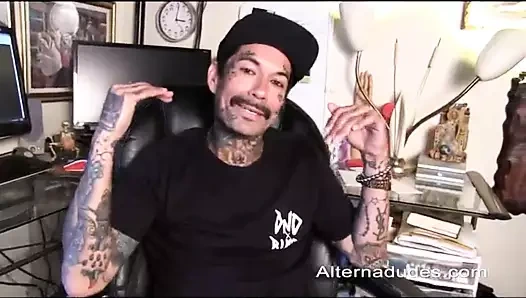 Tatted latino patenci atıyor