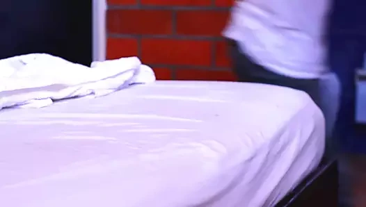 Öğrenci, kocası şehir dışındayken okul müdürünü baştan çıkarıyor ve odasında sikiyor.