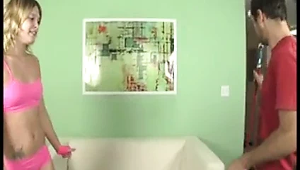 Sevimli genç ressamı sikiyor